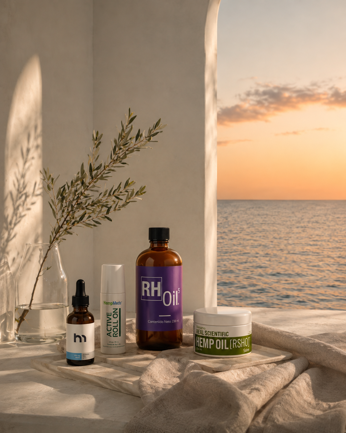 Productos KÑM+ en una composición editorial de bienestar frente al mar.